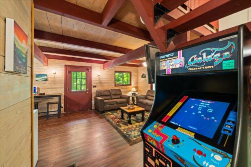 Lazy Bear Landing 4BR, 2 Kitchens, Woodsy Retreat in Sevierville, USA