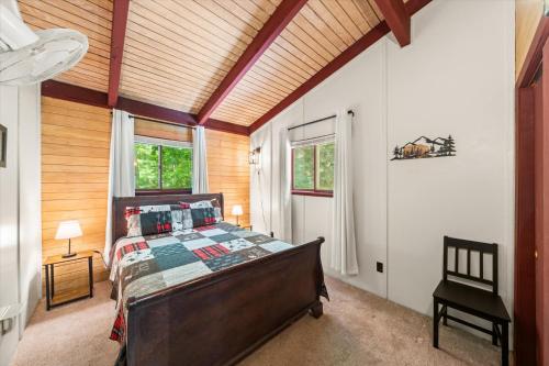 Lazy Bear Landing 4BR, 2 Kitchens, Woodsy Retreat in Sevierville, USA