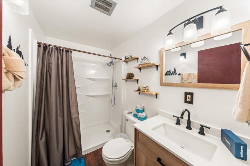 Lazy Bear Landing 4BR, 2 Kitchens, Woodsy Retreat in Sevierville, USA