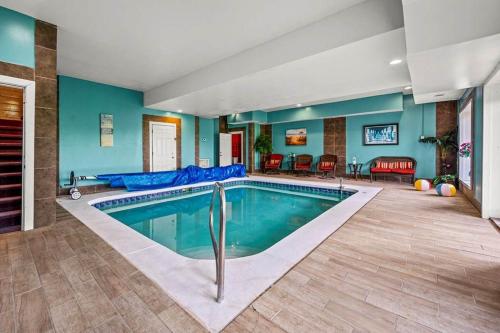 Galaxy Splash Swimming Pool Movie Theater in Sevierville, USA