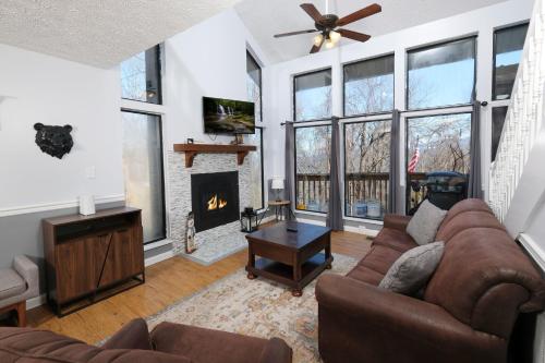 Unwind in Comfort at Big Bear Ski Chalet in Gatlinburg, USA
