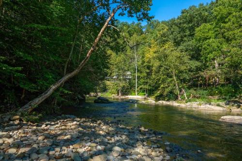 A River Runs Through It By Colonial Properties, Sevierville