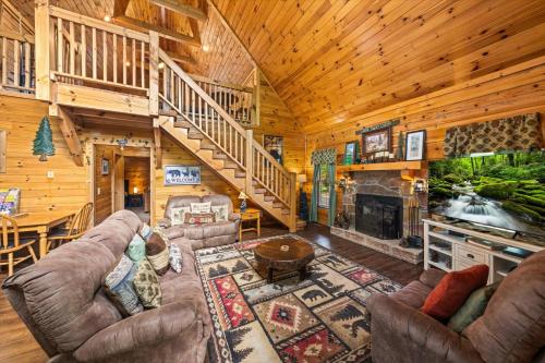 Honey Pine Lodge Tranquil 2BR Mountain Retreat in Sevierville, USA