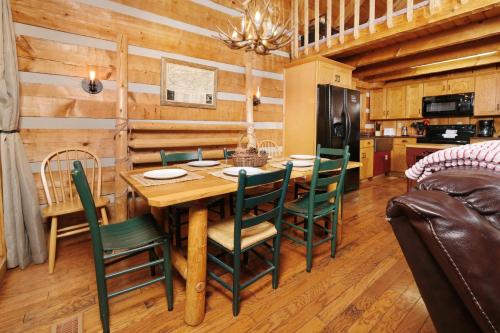 Cozy 1BR Stunning VIEWS Hot Tub FIRE PIT FREE Attraction Tickets