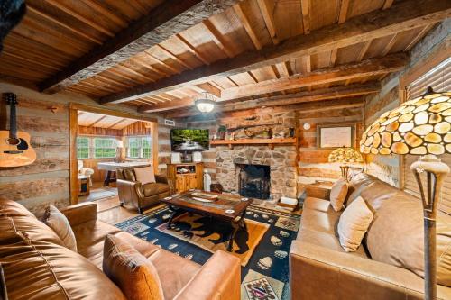 Huckleberry Inn Spacious 4BR Cabin, Sleeps 12 in Sevierville, USA