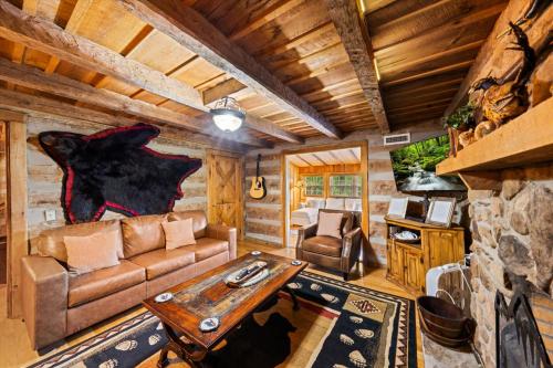 Huckleberry Inn Spacious 4BR Cabin, Sleeps 12 in Sevierville, USA