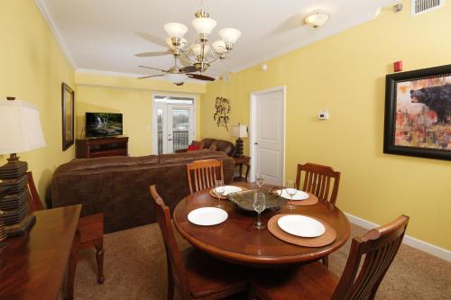 Restful Retreat Riverside 2BR, Upscale Comfort in Pigeon Forge, USA