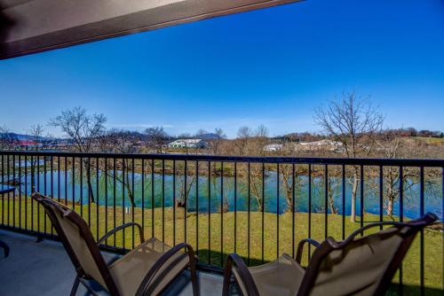 Still Waters Luxe 3BR Condo, Riverfront Bliss in Pigeon Forge, USA
