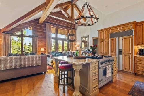Quartermoon 1266 by East West Hospitality in Beaver Creek, USA