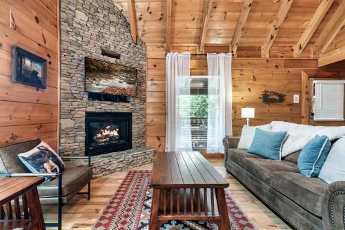 Cozy Bear Heaven Luxe Cabin, Prime Location in Sevierville, USA