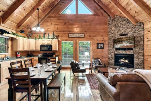 Cozy Bear Heaven Luxe Cabin, Prime Location in Sevierville, USA