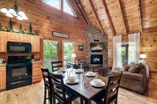 Cozy Bear Heaven Luxe Cabin, Prime Location in Sevierville, USA