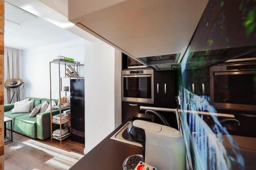 Oradea City Center Apartment Near Aquapark with Jacuzzi & Parking