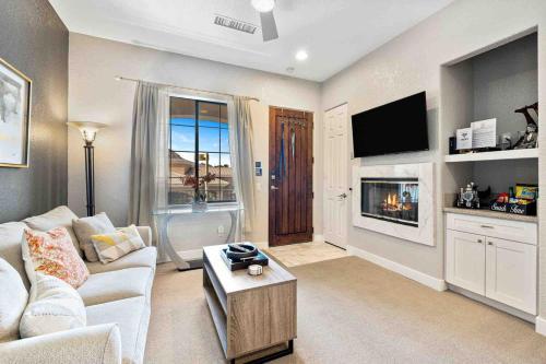 La Quinta Gem 1 BR Pool Hot Tub Sleeps 4 in La Quinta, USA