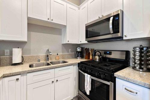 La Quinta Gem 1 BR Pool Hot Tub Sleeps 4 in La Quinta, USA
