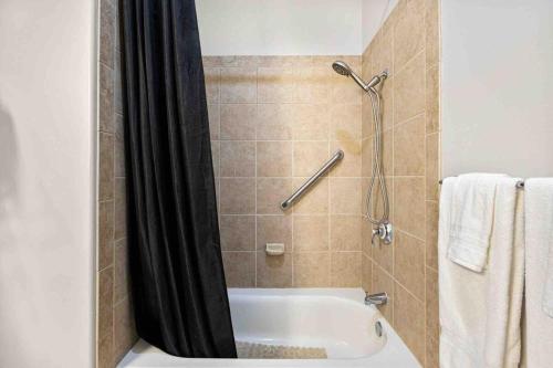 La Quinta Gem 1 BR Pool Hot Tub Sleeps 4 - Tap to explore photos