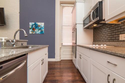 Unbeatable Location - Walkable Entertainment thumb 4