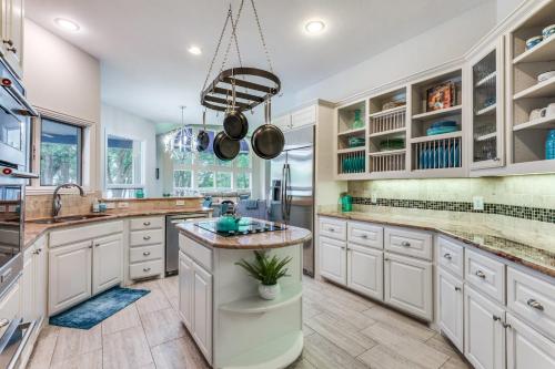 Waterfront Luxury Living with 4-BR Pool and Views in Лейк-Даллас