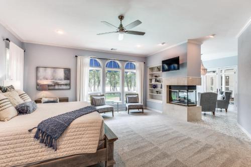 Waterfront Luxury Living with 4-BR Pool and Views in Лейк-Даллас