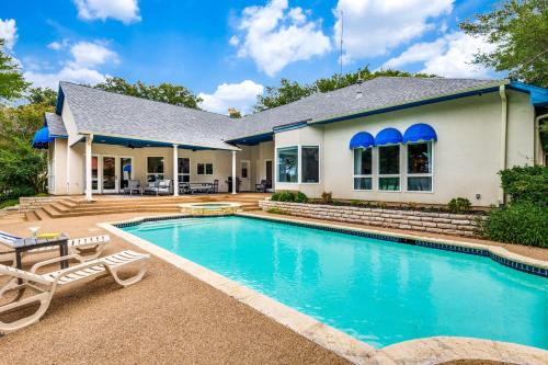 Waterfront Luxury Living with 4-BR Pool and Views in Лейк-Даллас