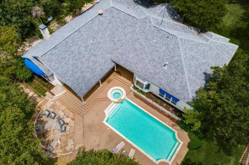 Waterfront Luxury Living with 4-BR Pool and Views in Лейк-Даллас