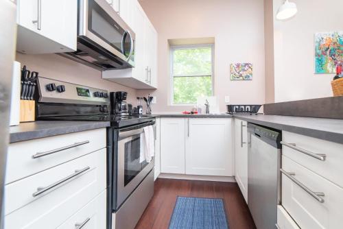 Walk to Acrisure - Parking - Location - GroupStay in Pittsburgh, USA
