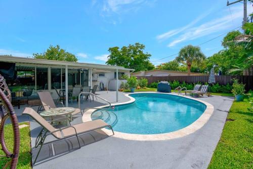 Eagle's Way Floridian Living Heated Pool, Sunroom