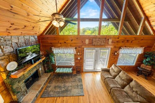 Adventure Base Spacious 5BR Cabin in Pigeon Forge, USA