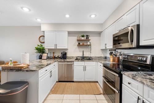 ห้องครัว, Beachside Bliss: Cozy Condo Escape Awaiting You! in อินเดียนร็อคบีช (FL)