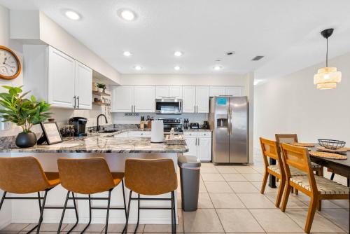 ห้องครัว, Beachside Bliss: Cozy Condo Escape Awaiting You! in อินเดียนร็อคบีช (FL)