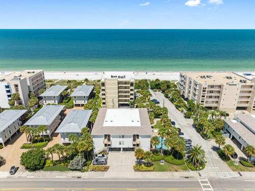 Buitenkant, Beachside Bliss: Cozy Condo Escape Awaiting You! in Indian Rocks Beach