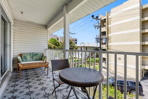 ระเบียง/ชานเรือน, Beachside Bliss: Cozy Condo Escape Awaiting You! in อินเดียนร็อคบีช (FL)