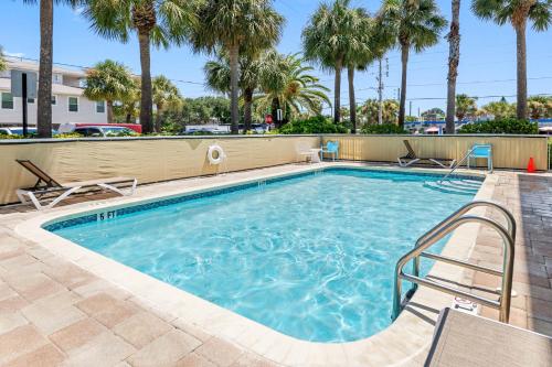 สระว่ายน้ำ, Beachside Bliss: Cozy Condo Escape Awaiting You! in อินเดียนร็อคบีช (FL)