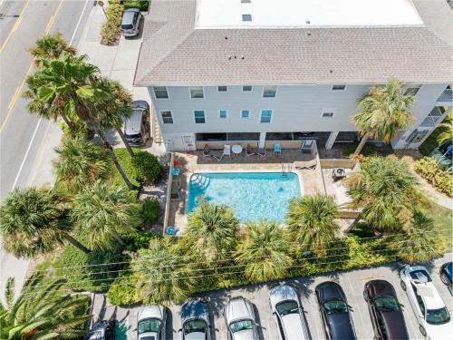 ทัศนียภาพภายนอกโรงแรม, Beachside Bliss: Cozy Condo Escape Awaiting You! in อินเดียนร็อคบีช (FL)