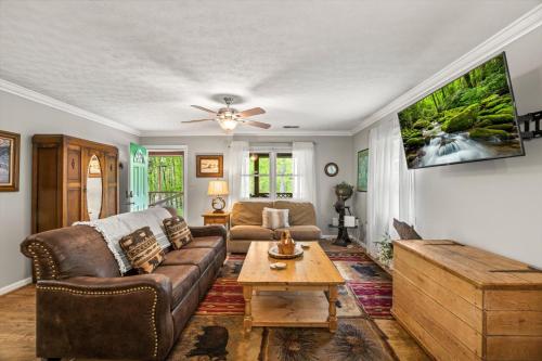 Lazy Bear Charming 2BR Log Cabin in Sevierville, USA