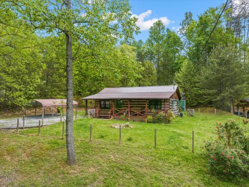 Lazy Bear Charming 2BR Log Cabin in Sevierville, USA