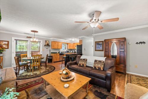 Lazy Bear Charming 2BR Log Cabin in Sevierville, USA