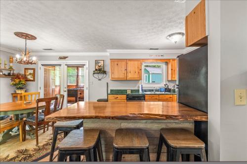Lazy Bear Charming 2BR Log Cabin in Sevierville, USA