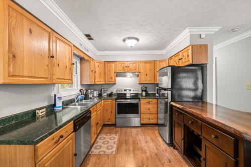 Lazy Bear Charming 2BR Log Cabin in Sevierville, USA