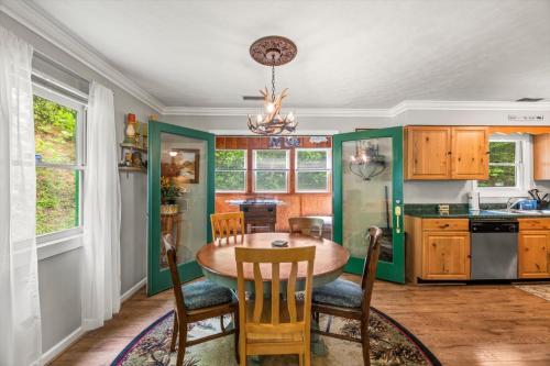 Lazy Bear Charming 2BR Log Cabin in Sevierville, USA