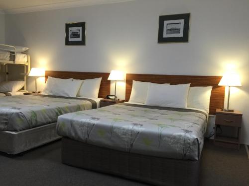 Ten Dollar Town Motel Stop at Ten Dollar Town Motel to discover the wonders of Gulgong. The hotel offers a high standard of service and amenities to suit the individual needs of all travelers. Service-minded staff will wel