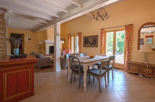 5 bedrooms, 10 beds