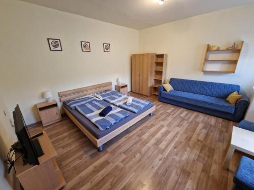 1 queen bed, 1 sofa bed
