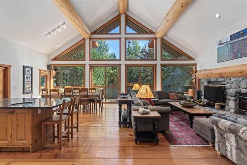 Muirfield Chalet - Spacious Traditional Log Cabin, Hot Tub in Whistler, Canada