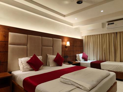 1 king bed, 1 double bed