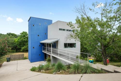 Austin Timber Ridge Treehouse- Modern Multi Level Near Austin! in Austin, USA
