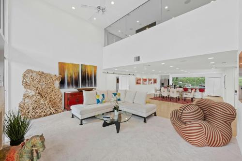Austin Timber Ridge Treehouse- Modern Multi Level Near Austin! in Austin, USA