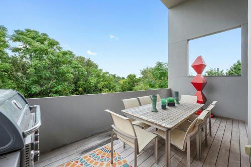 Austin Timber Ridge Treehouse- Modern Multi Level Near Austin! in Austin, USA