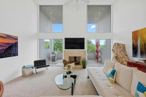Austin Timber Ridge Treehouse- Modern Multi Level Near Austin! in Austin, USA