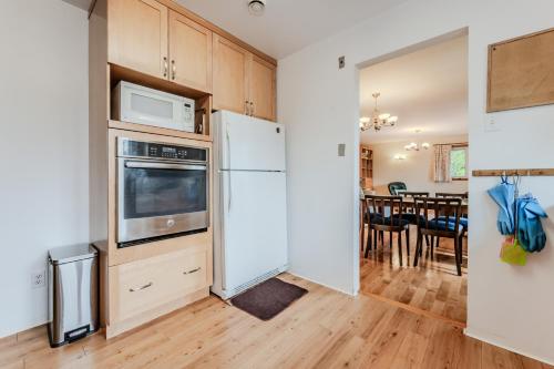 Your Lakeside Retreat In Howdenvale in Red Bay (ON)